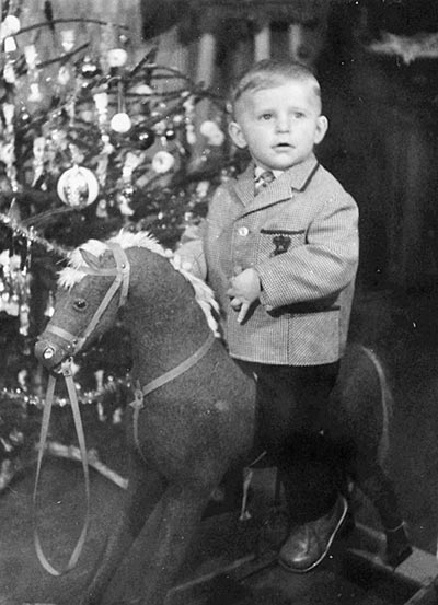 Csontó Zoltán gyermekkorában hintalovon