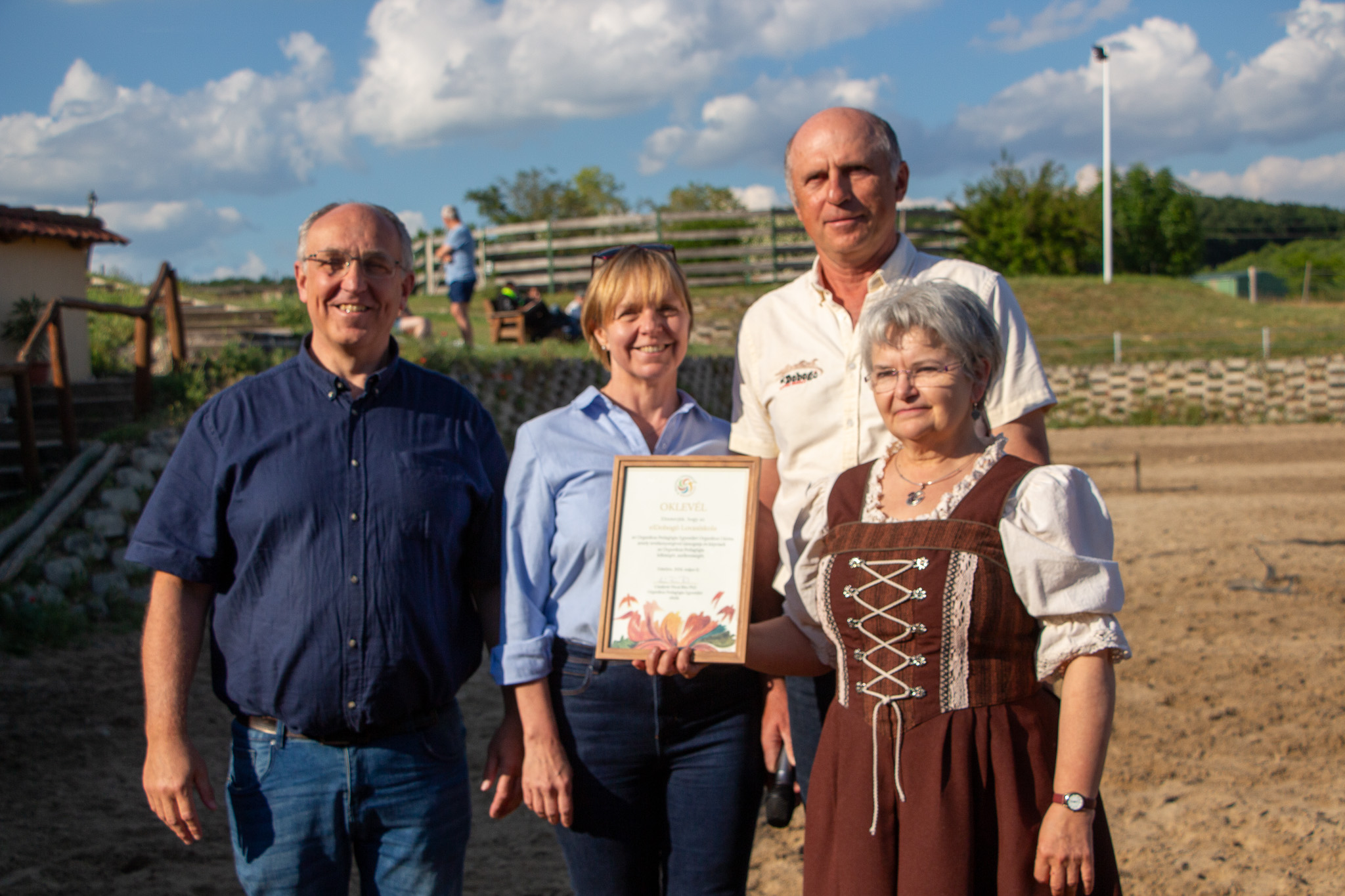 Uzsaly Zoltán Sándorné dr. Pécsi Rita, Csontó Zoltán, Felsőörsön az ELdobogó lopvas farmon